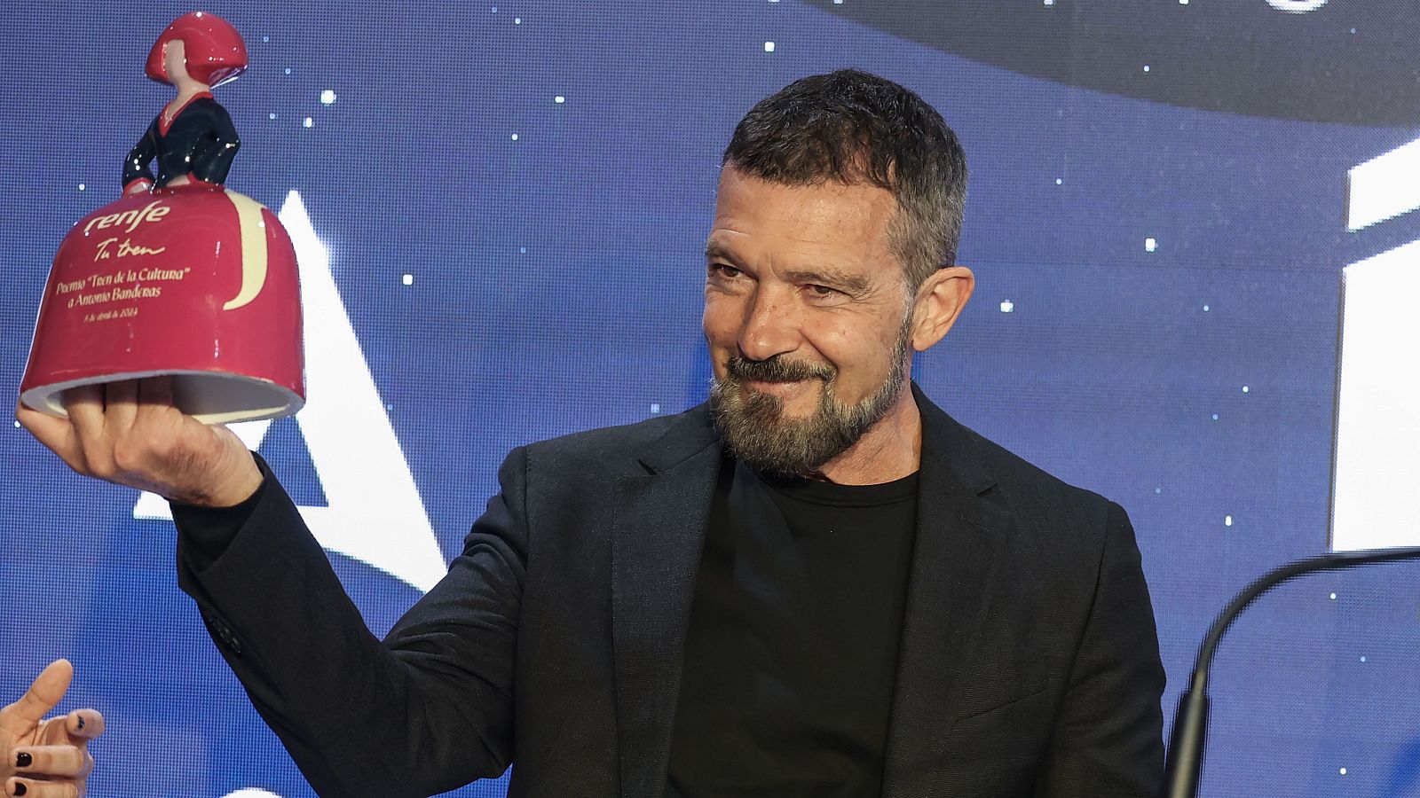 Antonio Banderas recogiendo el premio Talía en 2024.