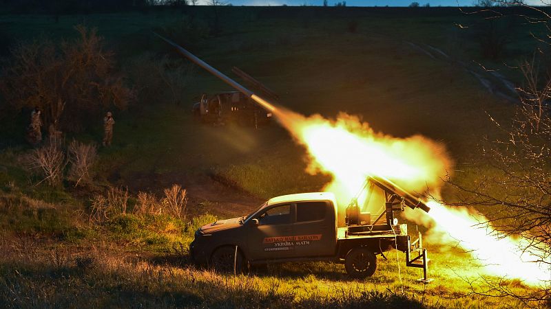 Soldados ucranianos de la 65ª Brigada Mecanizada de Ucrania disparan un lanzacohetes en la región de Zaporiyia