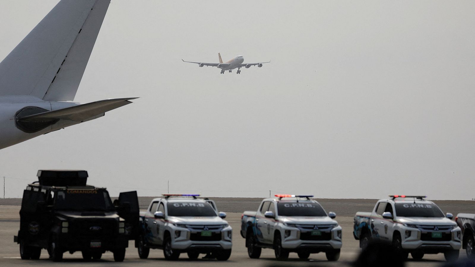 Un avión con migrantes venezolanos deportados de Estados Unidos desciende hacia el Aeropuerto Internacional Simón Bolívar
