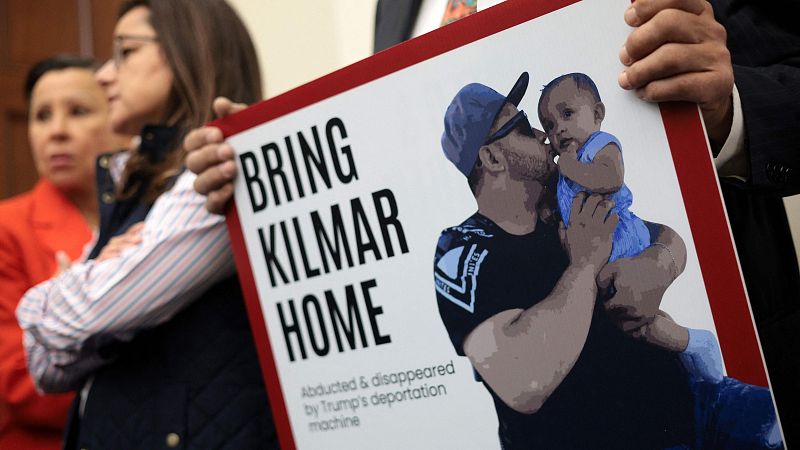 Estados Unidos asegura que el hombre deportado por error a El Salvador está "vivo y seguro" en la mayor cárcel del país