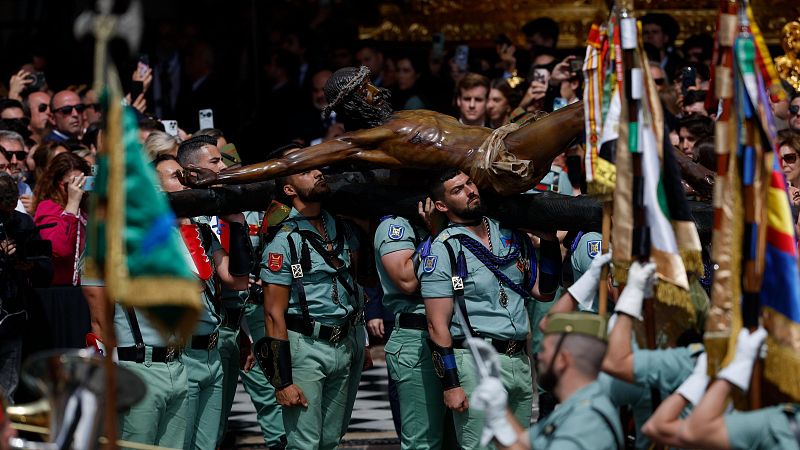 Las imágenes del Jueves Santo: el traslado del Cristo de Mena por la Legión y otras procesiones