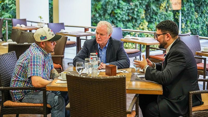 Una facilitada por el presidente salvadoreño Nayib Bukele muestra al senador estadounidense Chris Van Hollen reunido con el salvadoreño Kilmar Abrego García