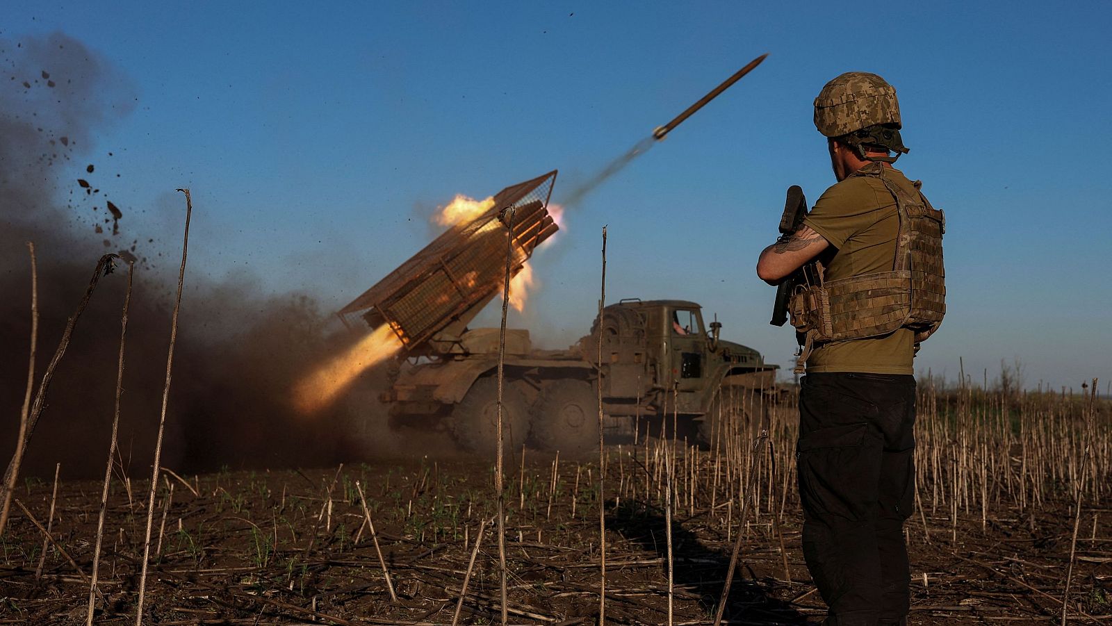 Militares ucranianos lanzan cohetes hacia posiciones rusas cerca de la ciudad de Pokrovsk, en la región de Donetsk