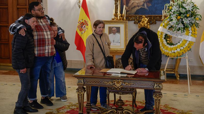 Residentes del centro para personas sin hogar Jesús Caminante firman en el libro de condolencias en recuerdo del papa de los pobres.