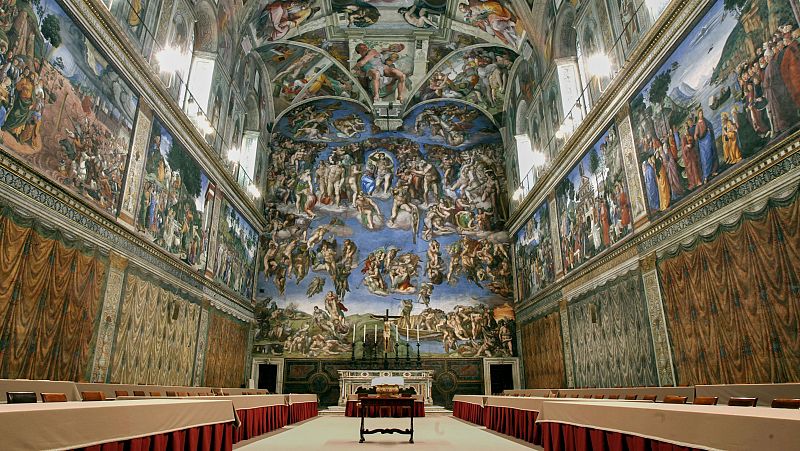 Mesas y sillas se alinean en la Capilla Sixtina del Vaticano para preparar el cónclave en 2005