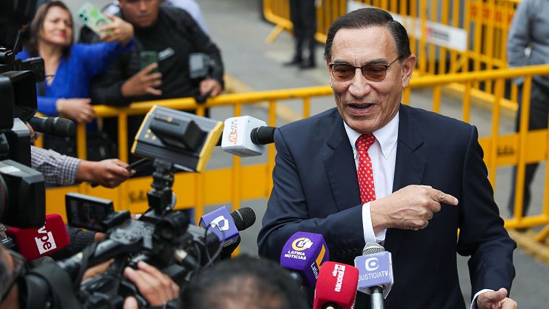 El expresidente peruano Martín Vizcarra habla con periodistas a su llegada a un juzgado en Lima