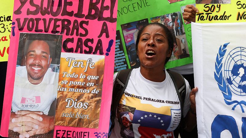 Familiares de los venezolanos deportados por EE.UU. a El Salvador protestan en Caracas