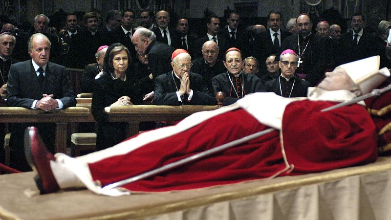 Imagen de archivo de los reyes Juan Carlos I y Sofía en la capilla ardiente del papa Juan Pablo II, con José Luis Rodríguez Zapatero y Mariano Rajoy, al fondo.