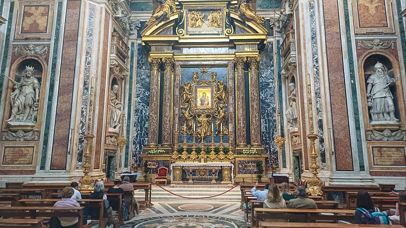 Un grupo de personas pobres acompañarán al féretro antes del entierro en Santa María la Mayor