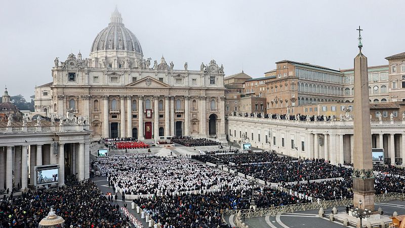 Multitud en la Plaza de San Pedro durante un funeral.  Pantallas gigantes muestran la ceremonia.  Se ven la Basílica y un obelisco.