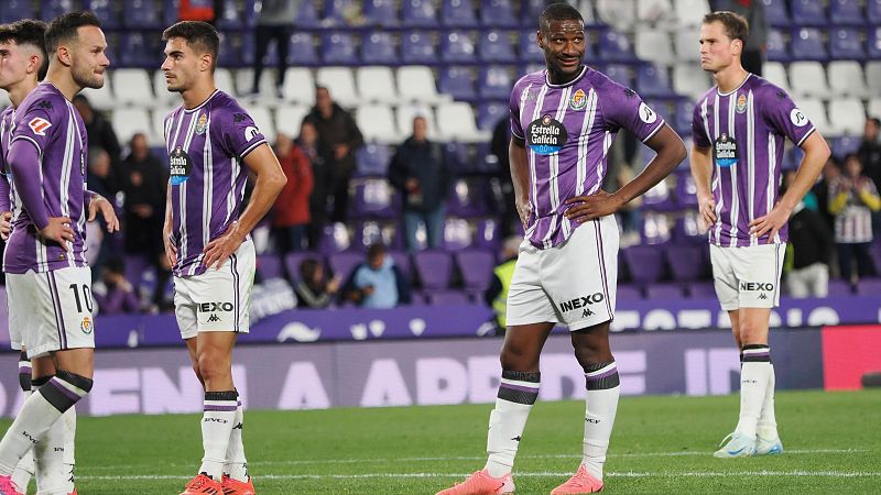 27/09/2024.- Los jugadores del Real Valladolid lamentan su derrota ante el Mallorca el partido de LaLiga en Primera División que Real Valladolid y RCD Mallorca disputan este viernes en el estadio José Zorrilla.