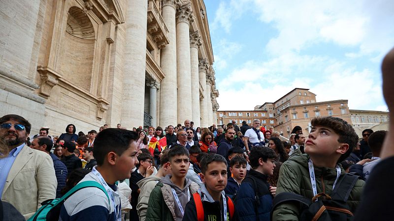 Jóvenes y adolescentes despiden al papa Francisco
