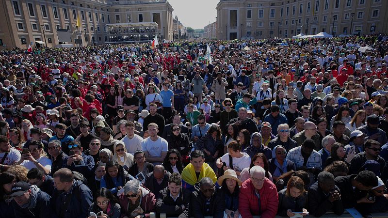 Fieles asisten al funeral del papa Francisco