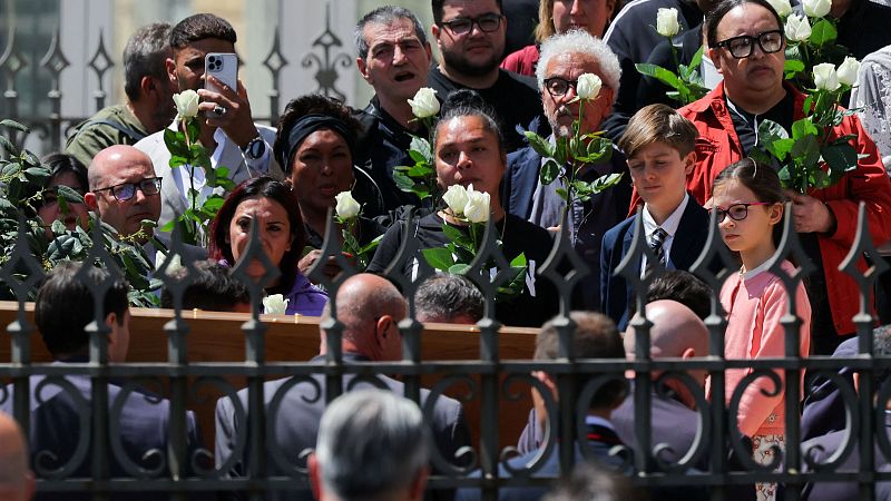 Un grupo de personas vulnerables recibe el cuerpo del papa Francisco en la escalinata de Santa María la Mayor.