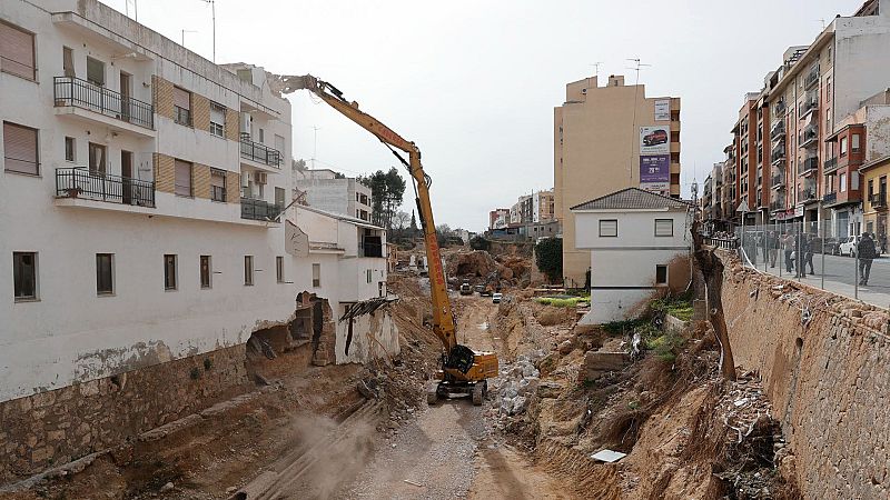 Inicio del derribo de las casas afectadas por la dana en Chiva (Valencia)