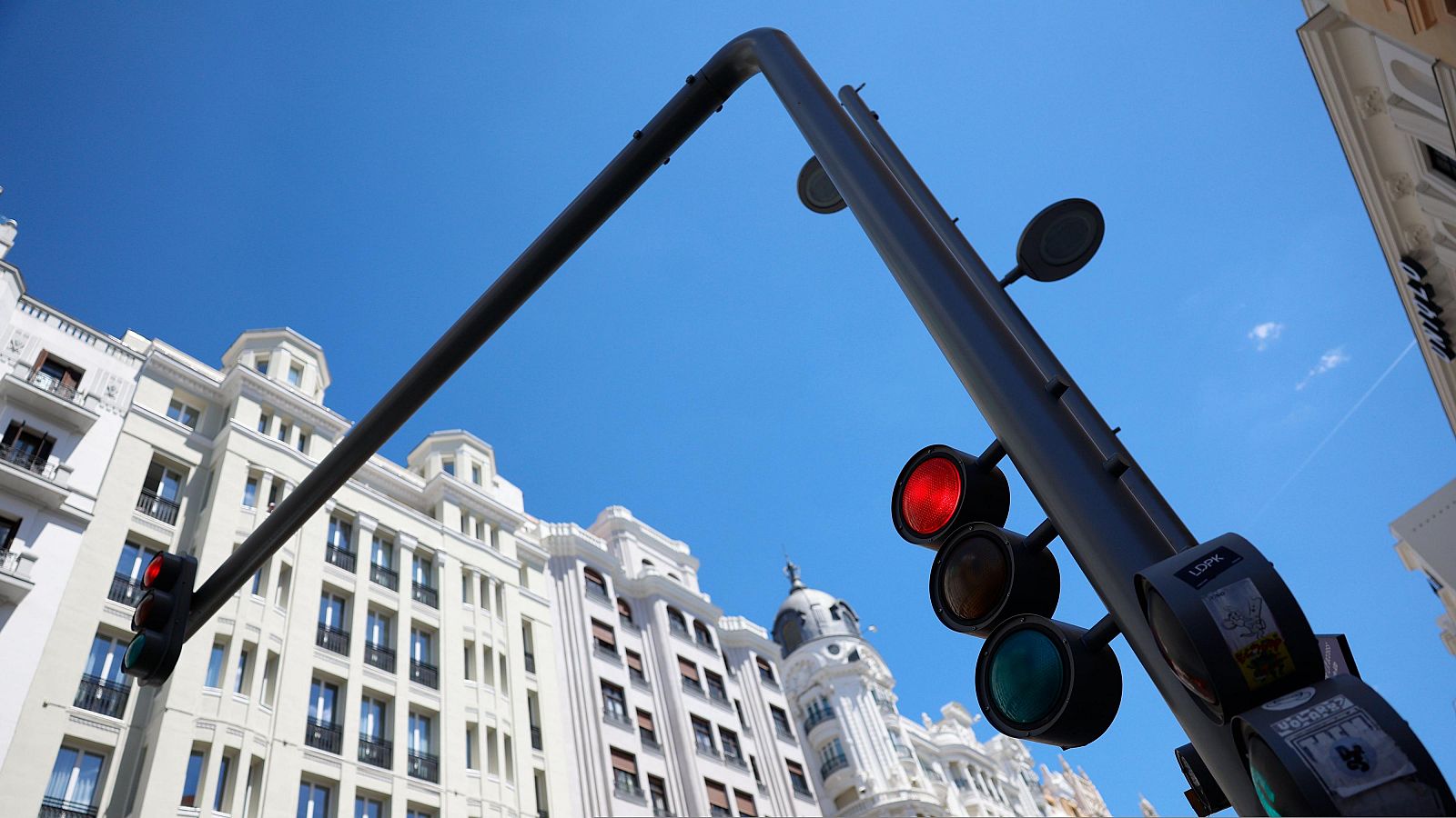 Semáforo ya en funcionamiento en el centro de Madrid durante el apagón de suministros