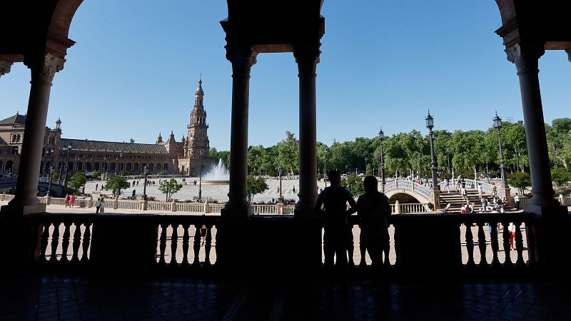 Turistas en la Plaza de España de Sevilla