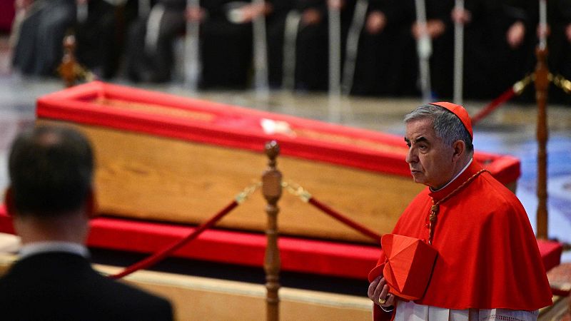 El cardenal Angelo Becciu pasa delante del féretro del difunto papa Francisco en la Basílica de San Pedro.