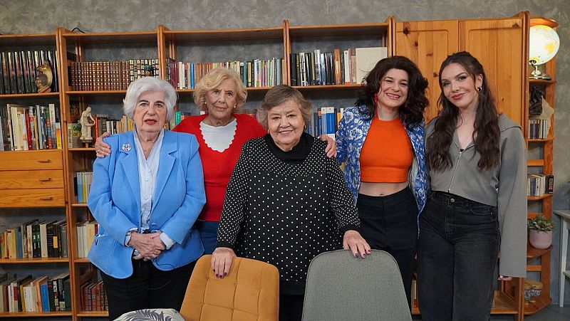 Paca Sauquillo, Manuela Carmena, Cristina Almeida e Inés Hernand con la primera invitada, Nerea Pérez de las Heras.