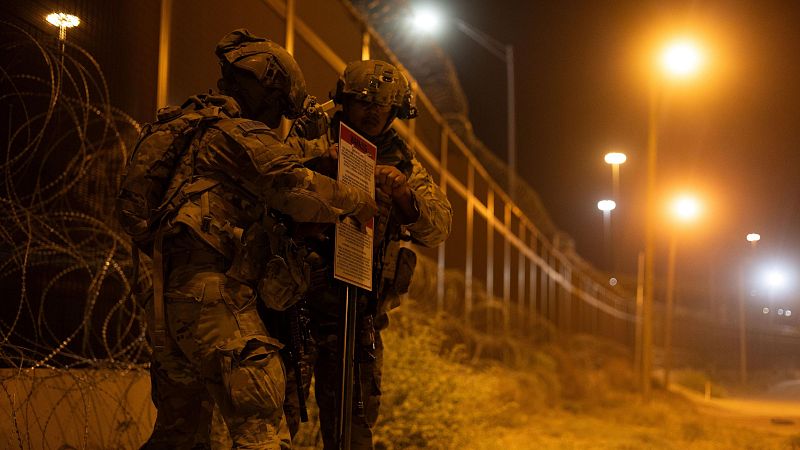Dos soldados estadounidenses en la frontera con México