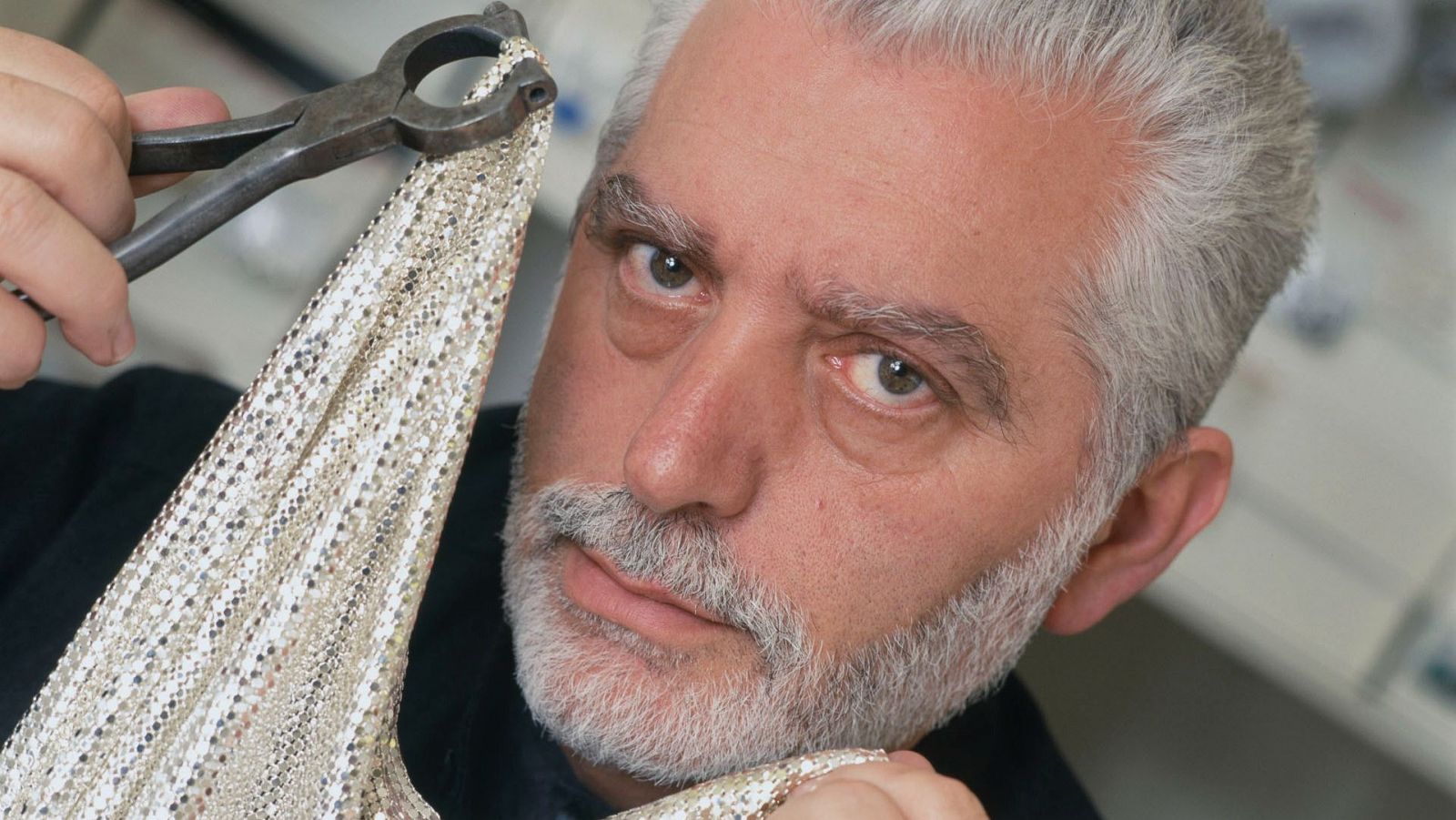 Imagen de Paco Rabanne en su taller de París