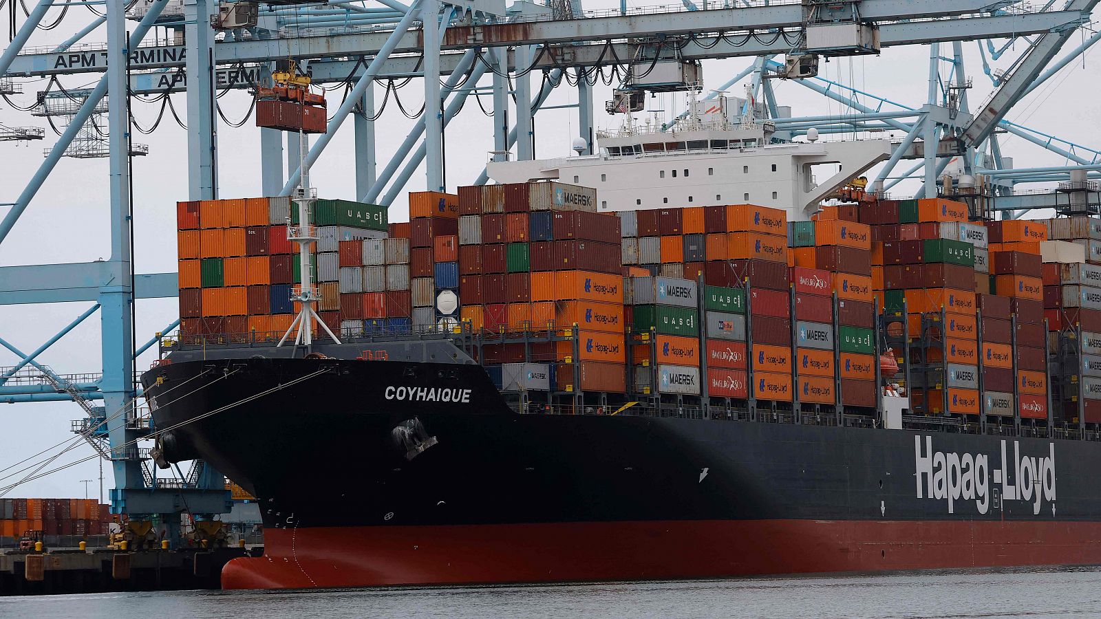 Un buque portacontenedores en el puerto de Los Ángeles, California