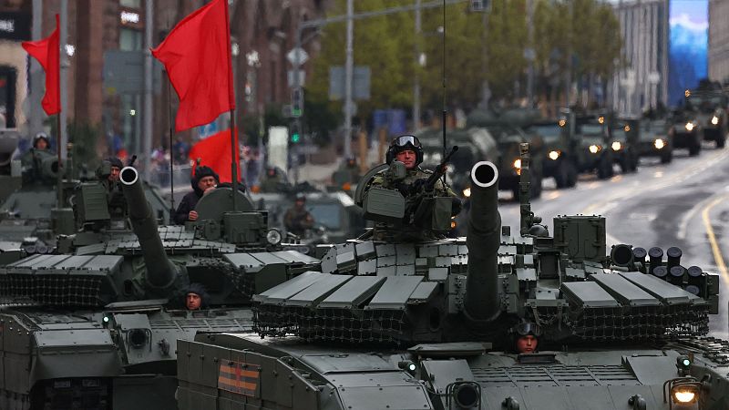Soldados rusos a bordo de vehículos blindados durante un ensayo para un desfile militar en Moscú