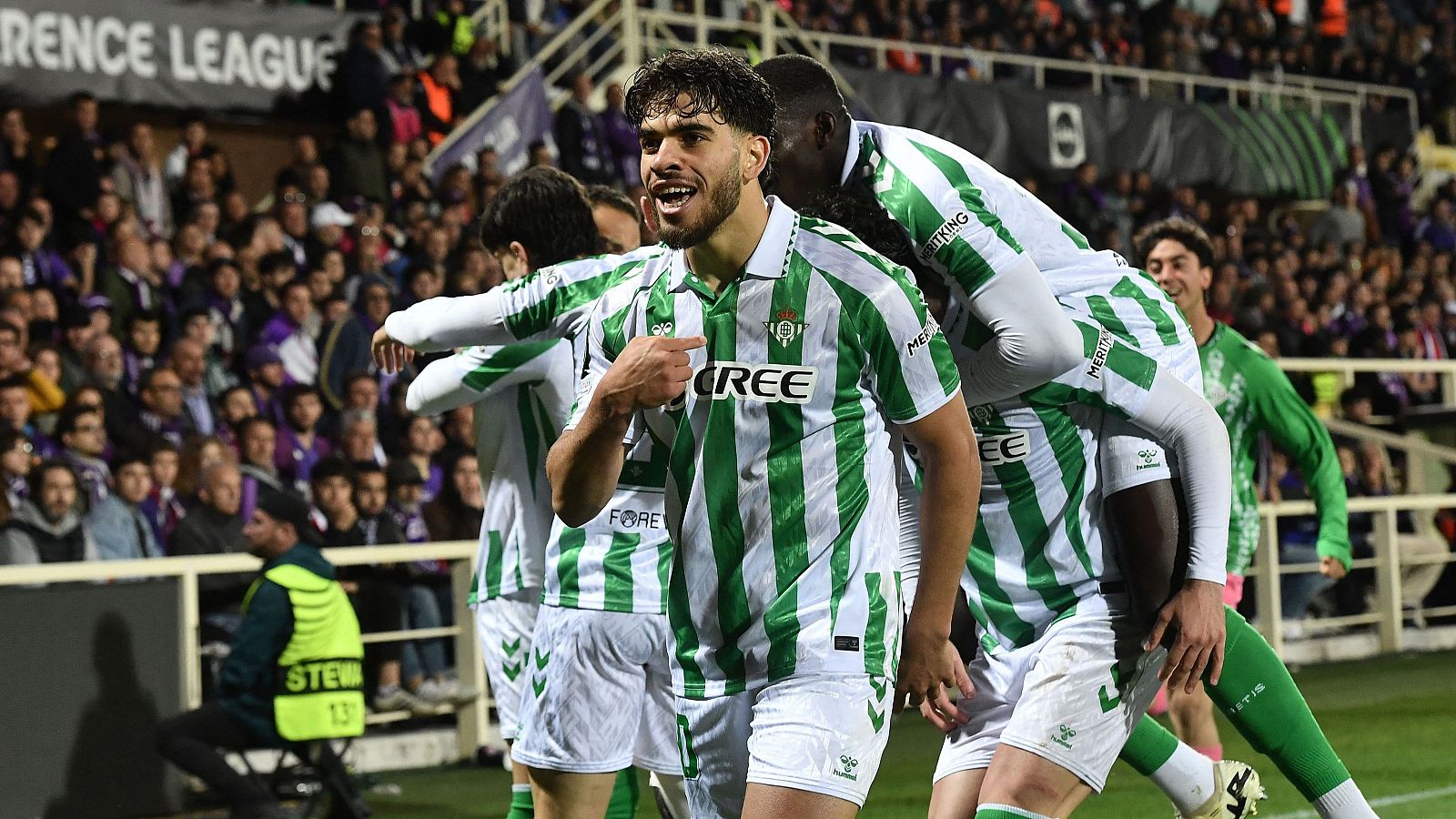 El Betis celebra el triunfo ante la Fiorentina y la primera final europea de su historia