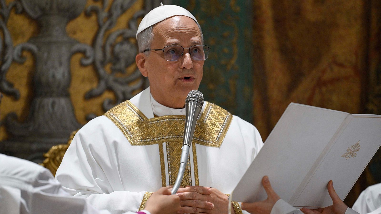 El papa León XIV inicia su pontificado con una misa, la oración del 'Regina Coeli' en el balcón y un encuentro con la prensa