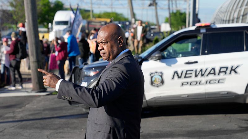 Detienen al alcalde de Newark por negarse a abandonar un centro de detención de inmigrantes