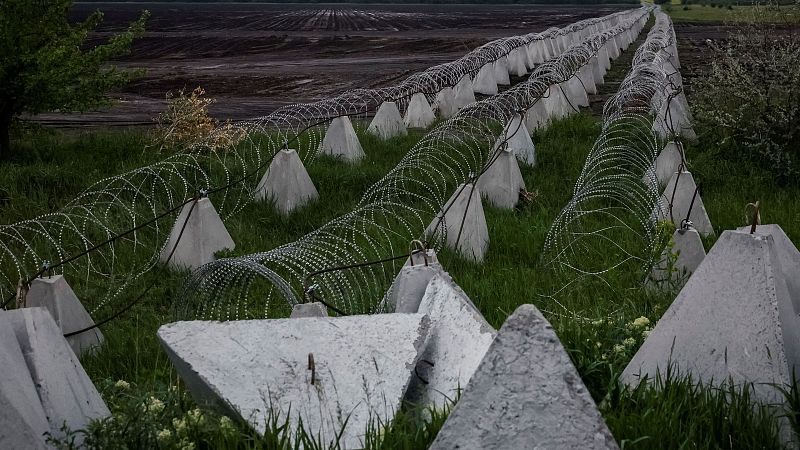 Varias fortificaciones antitanque, llamadas 'dientes de dragón', y alambres de púas