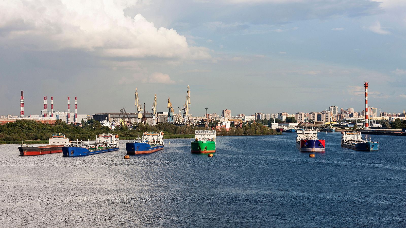 Cargueros en puerto de San Petersburgo