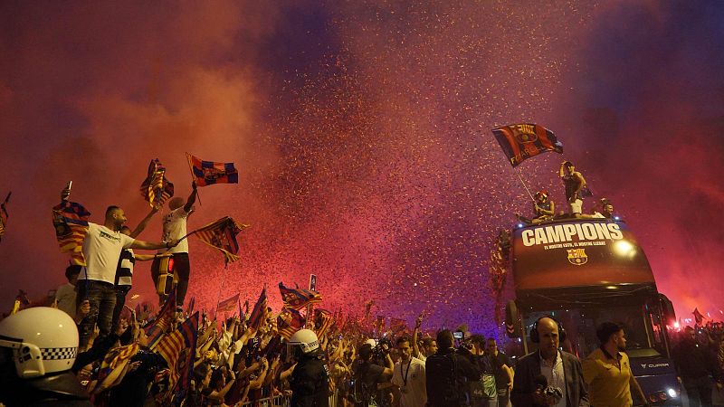 Els jugadors del Barça celebren la 28a Lliga amb una rua per Barcelona | AFP