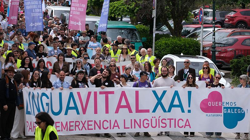 Miles de personas se manifiestan en Santiago por la "emergencia lingüística" de la lengua gallega