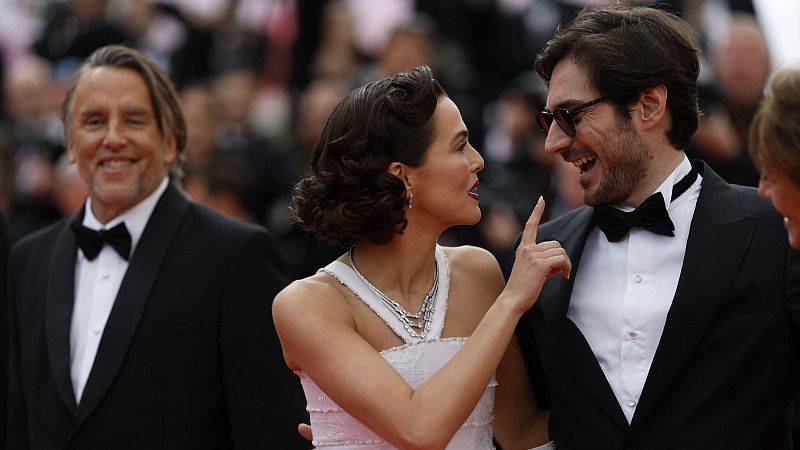 Richard Linklater (izquierda), junto a Zoey Deutch y Guillaume Marbeck en la presentación de 'Nouvelle Vague'.