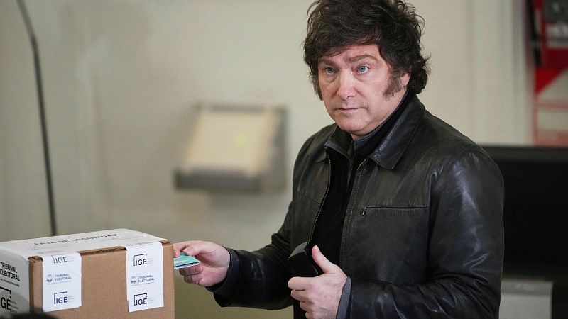 El presidente argentino, Javier Milei, vota durante las elecciones legislativas de Buenos Aires