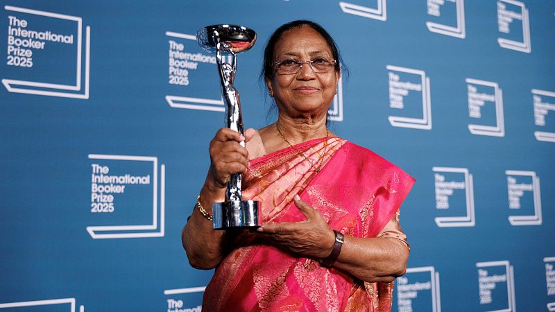 La abogada y activista india Banu Mushtaq posa con el premio Booker Internacional