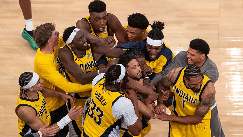 Los jugadores de Indiana Pacers celebran el punto sobre la bocina que forzó la prórroga