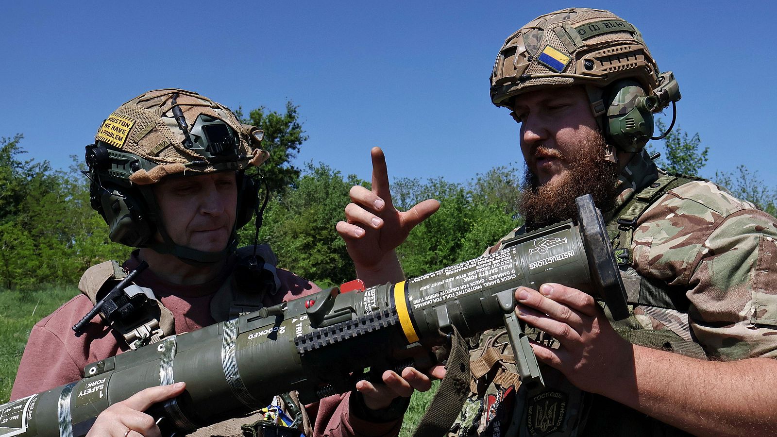 Soldados ucranianos de la 65.ª Brigada Mecanizada de Ucrania practican en el campo de entrenamiento militar