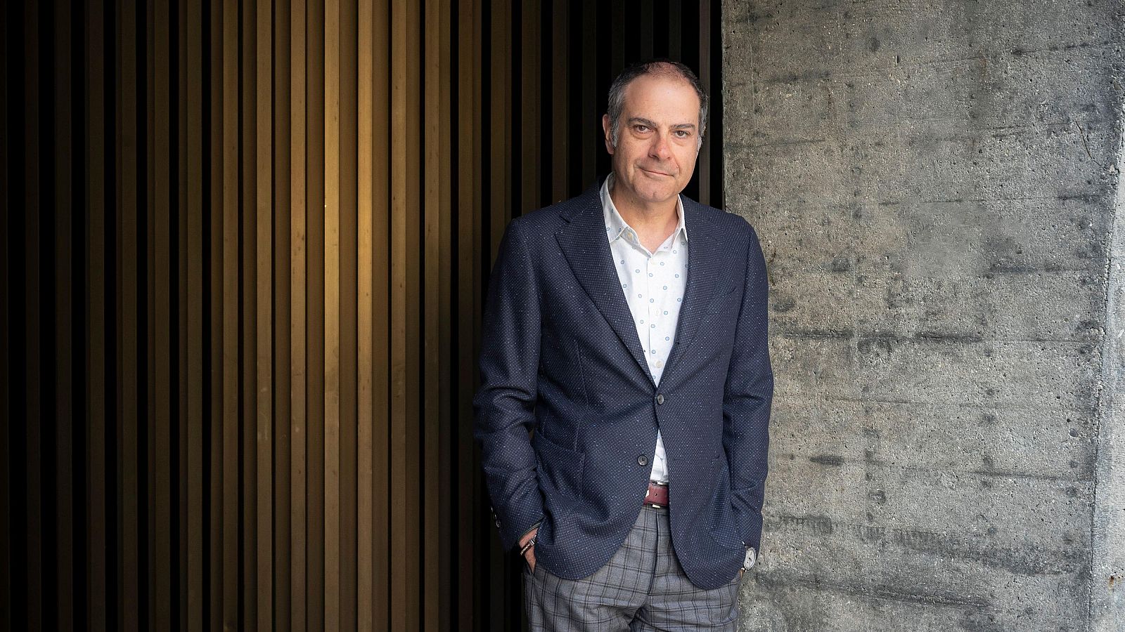 Toni Clapés amb una pared de fons