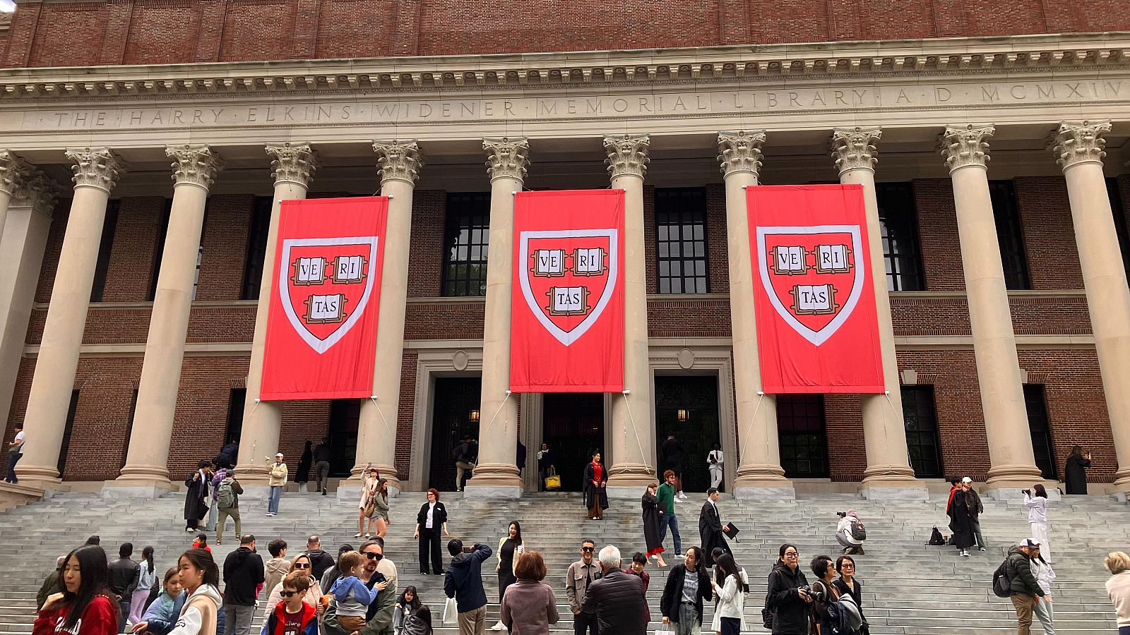 Trump cancela los contratos federales con Harvard