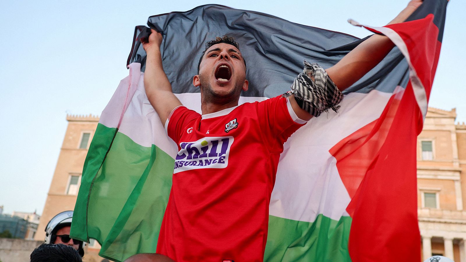 Un manifestante con una bandera palestina durante una protesta en Atenas, Grecia
