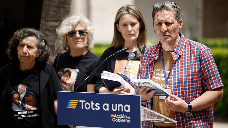 El presidente de la Asociación de Damnificados Dana Horta Sud Valencia, Christian Lesaec, realiza declaraciones tras la reunión mantenida este jueves con el presidente del Gobierno, Pedro Sánchez.