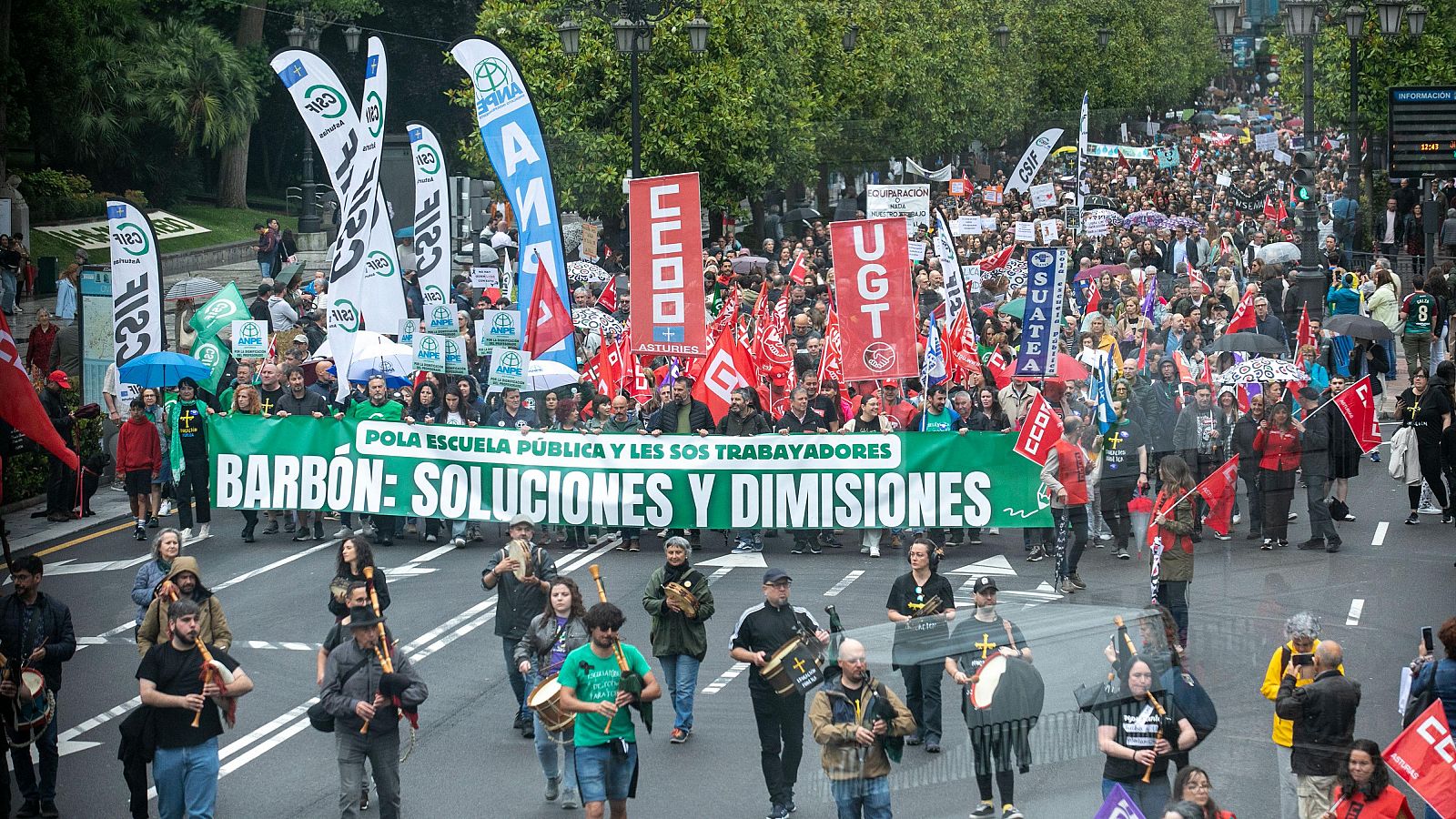 Miles de manifestantes secundan en Oviedo las reivindicaciones del profesorado