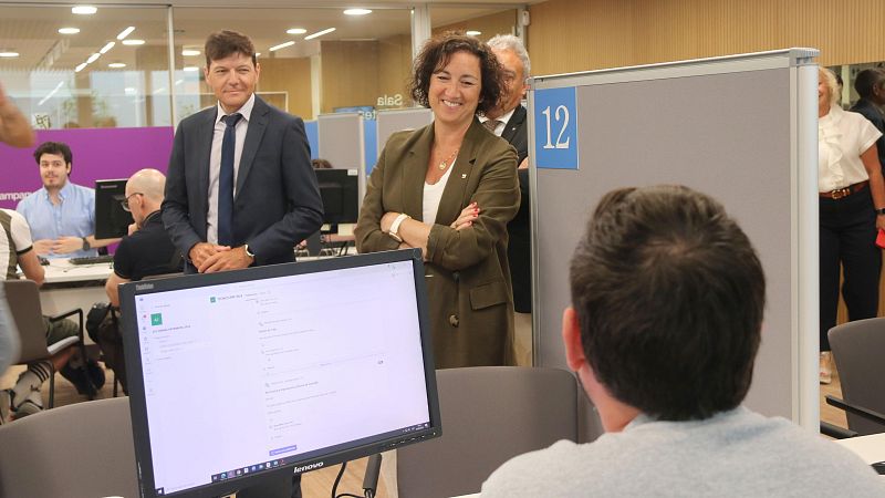 La consellera d'Economia i Finances, Alícia Romero, visita una oficina de l'Agència Tributària de Catalunya el dia que comença l'atenció presencial per fer la declaració de la renda