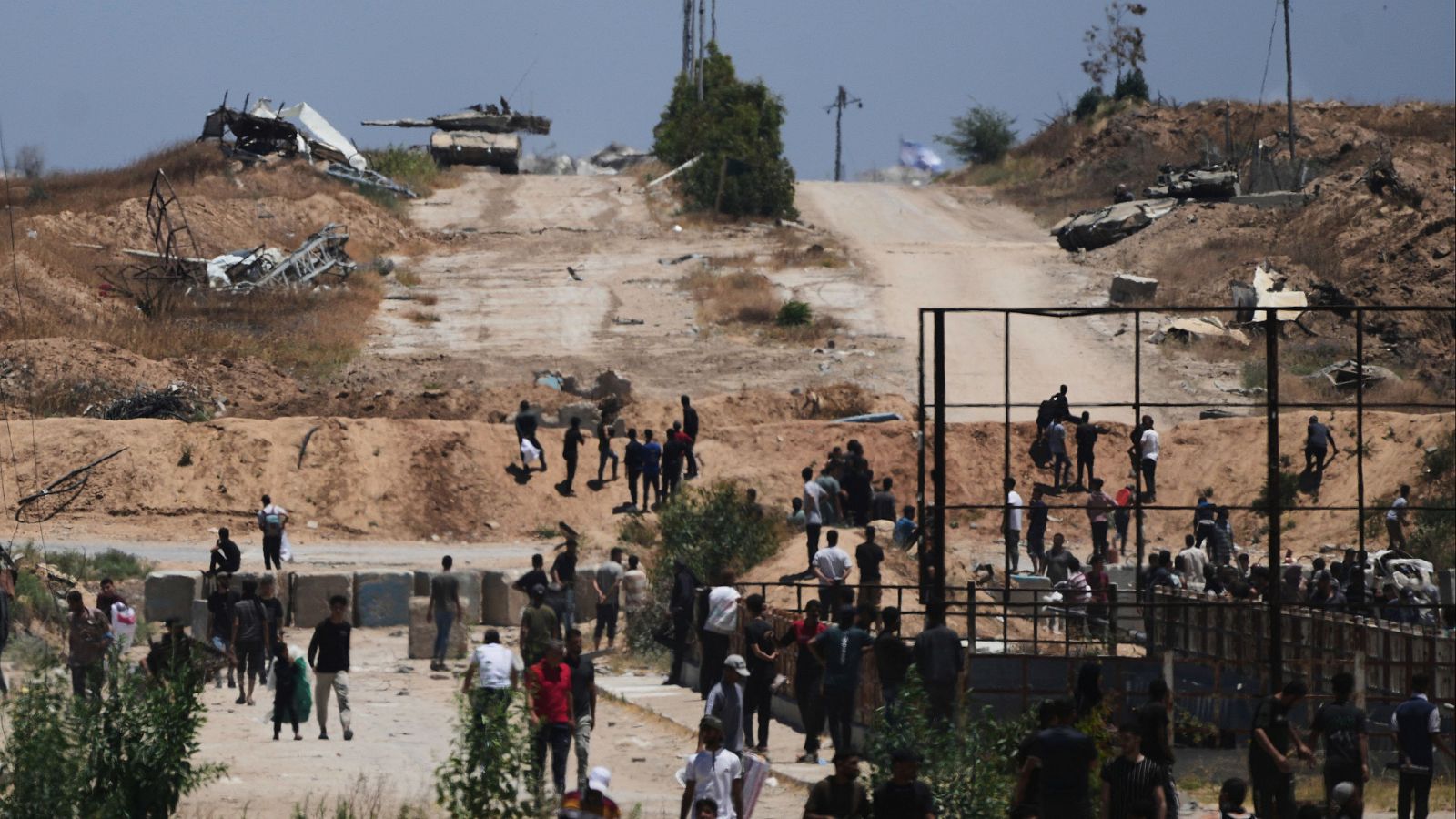 El Ejército istaelí prohíbe acercarse a los centros de distribución de ayuda en Gaza, que cierran este miércoles