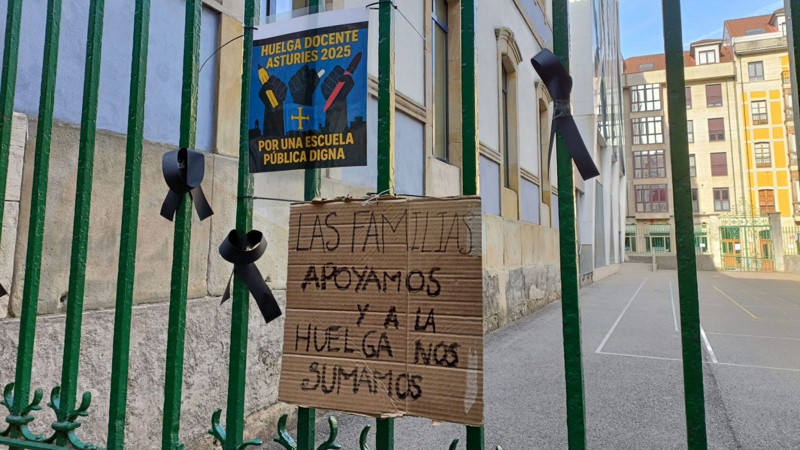 Más de cien directores de colegios públicos asturianos amenazan con dimitir en bloque.