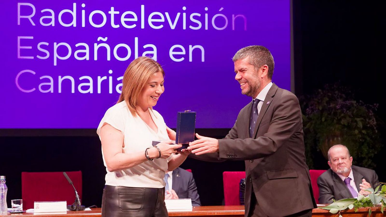 Francisco García Rodríguez, rector de la ULL, entrega la Medalla de Oro a la directora del Centro de Producción de Canarias, Francisca González.