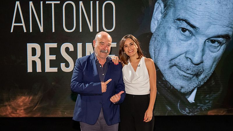 Foto de Antonio Resines y Elena S. Sánchez sonriendo, él con chaqueta azul, ella con blusa blanca, junto a una pantalla con un primer plano de Resines y su nombre.