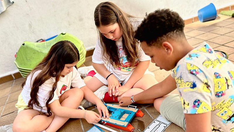 Niños y niñas de la Fundación Balia reciben juguetes de la campaña 'Un Juguete, Una Ilusión'